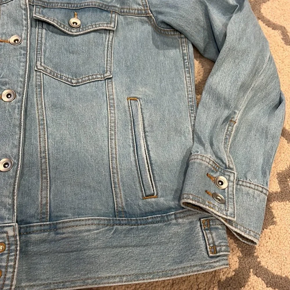 Elizabeth & James Light Wash Boxy Denim Jacket M light wash